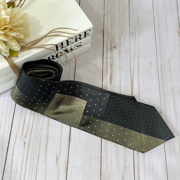 Gorgeous tie by J Ferrar Green, Gold and Black - Picture 4 of 4
